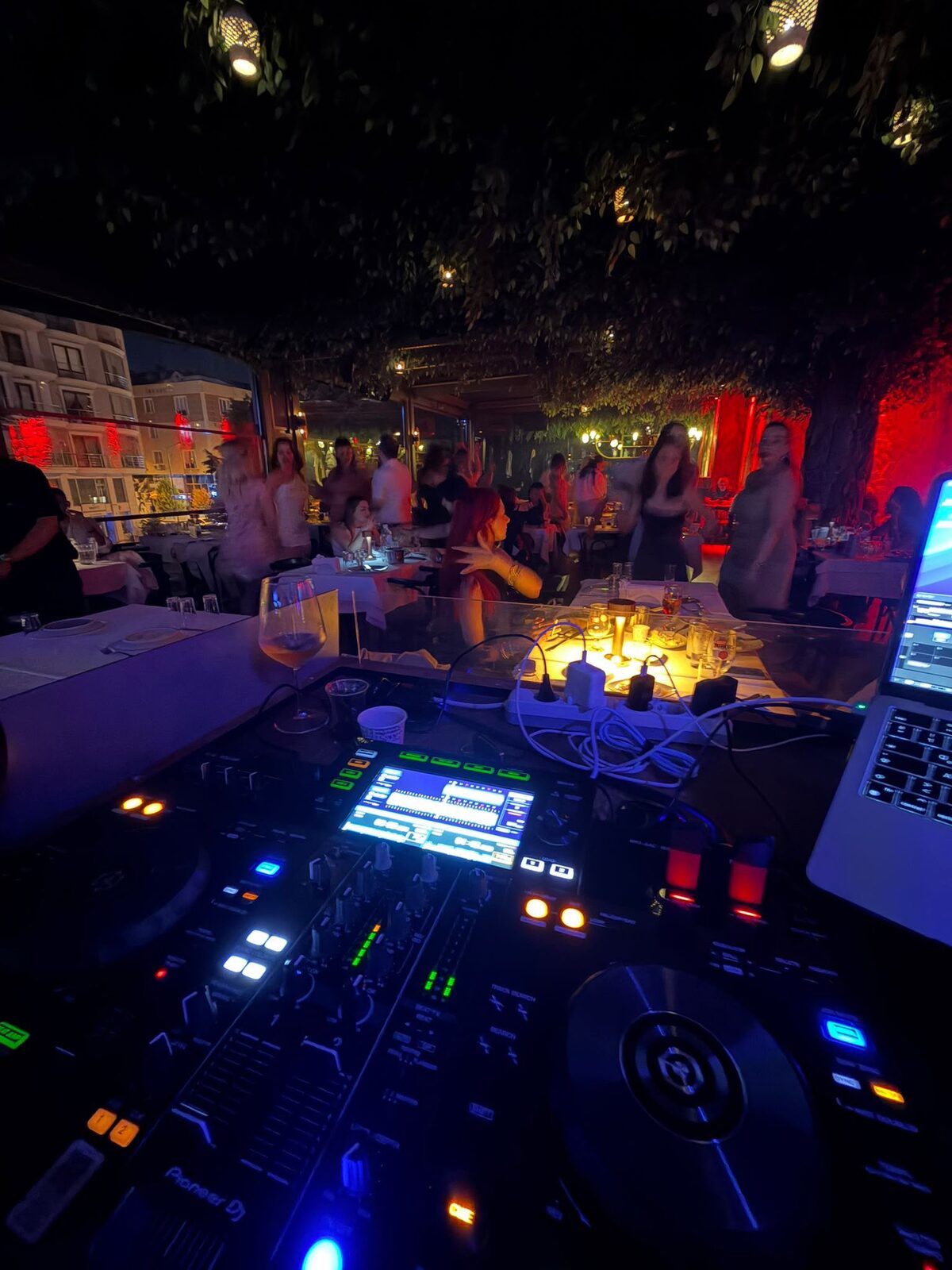 Kavi Çorlu DJ performansı