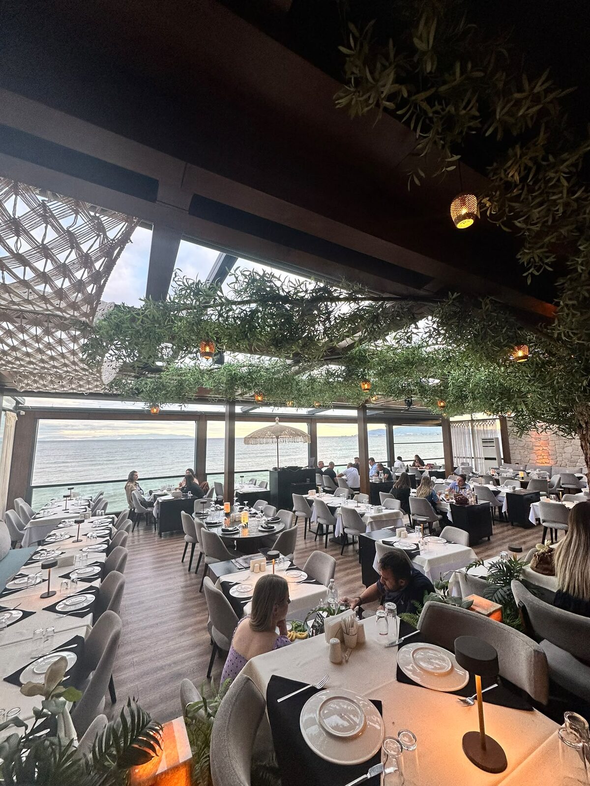 Kavi Değirmenaltı mekan görünümü, deniz manzaralı sofra alanı