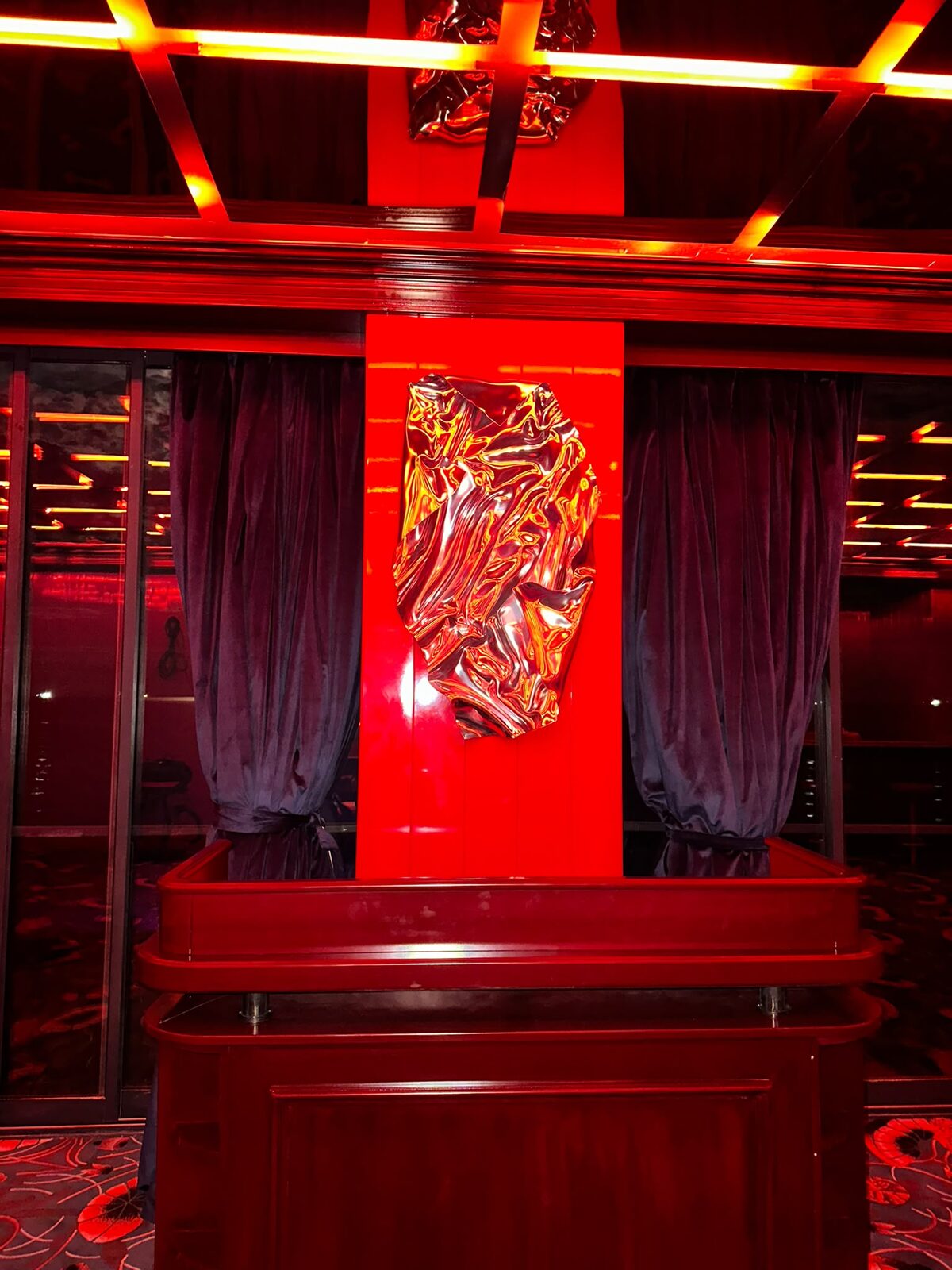 Scap Club DJ performansı, renkli sahne ışıkları